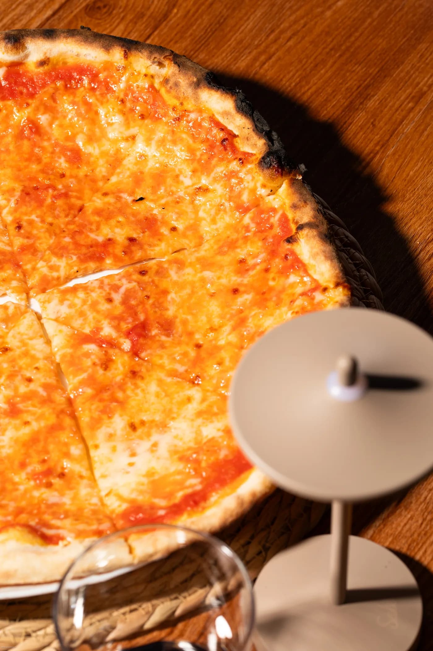 Pizza appena sfornata sul tavolo