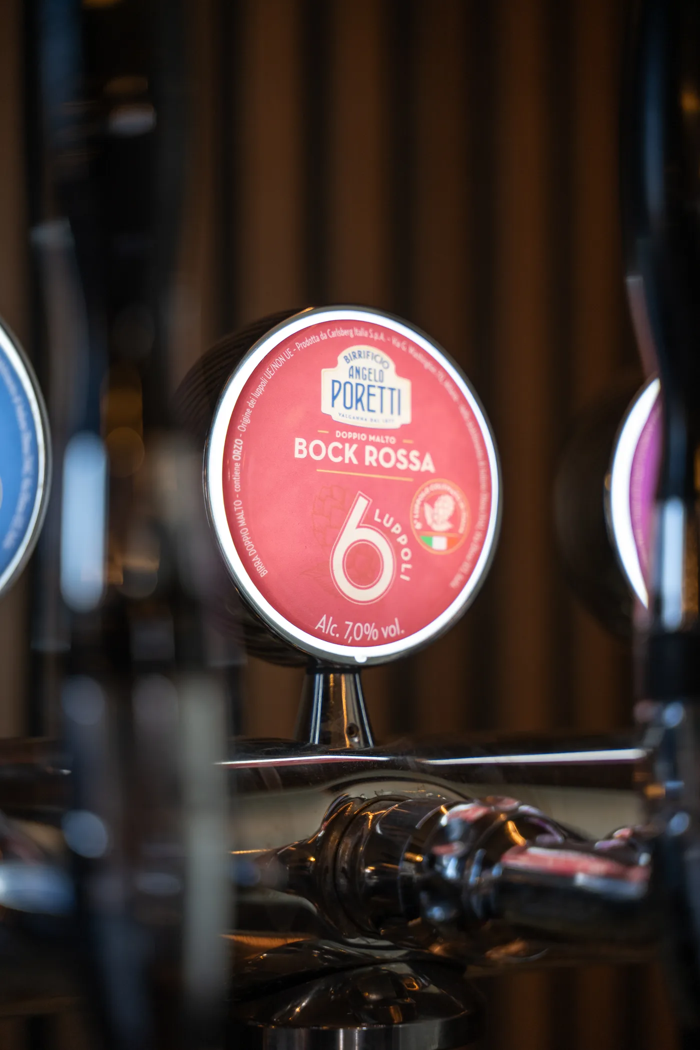 Le spine della birra al bancone del Village