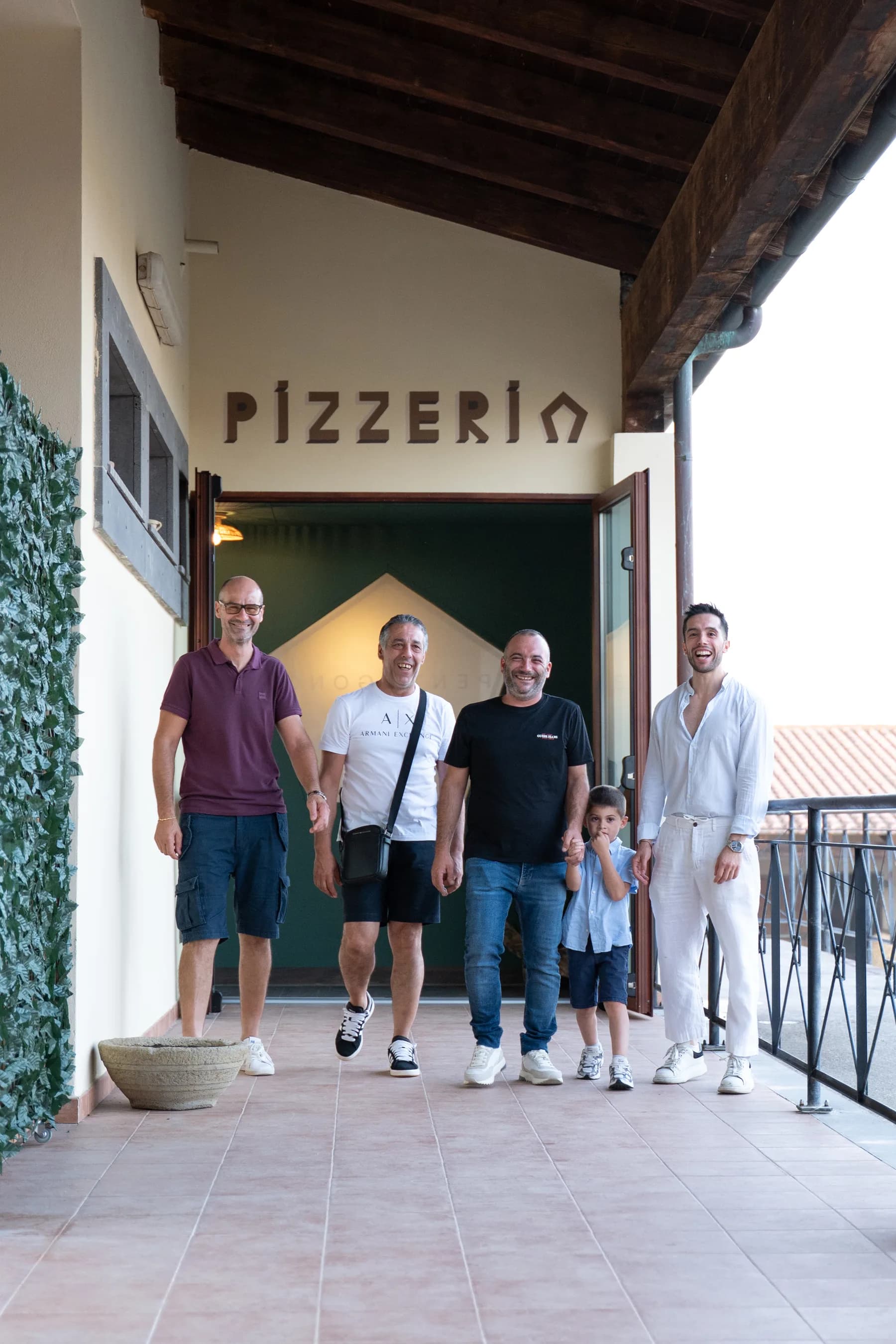 Sotto l'insegna della pizzeria, all'ingresso del Pentagono
