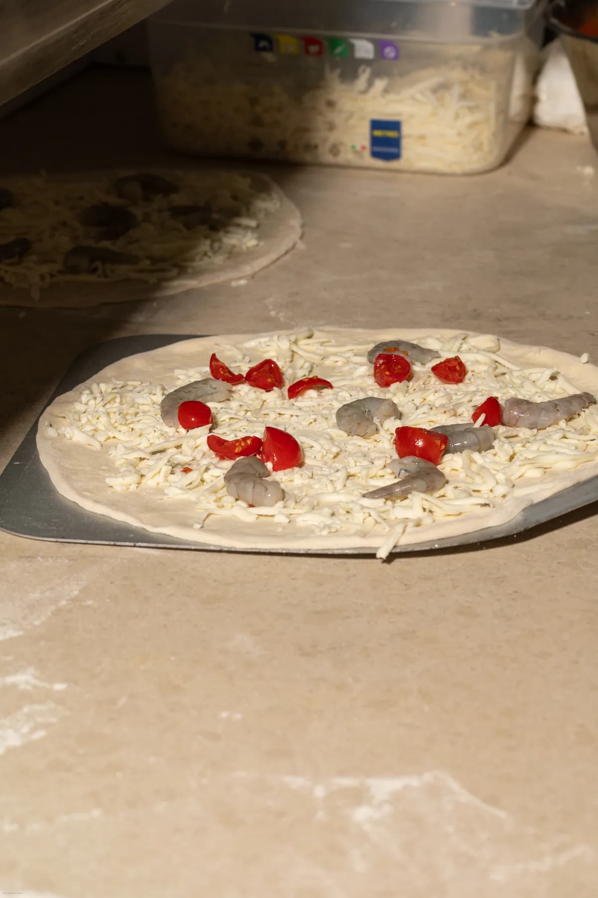 Impasto e pomodorini in cucina
