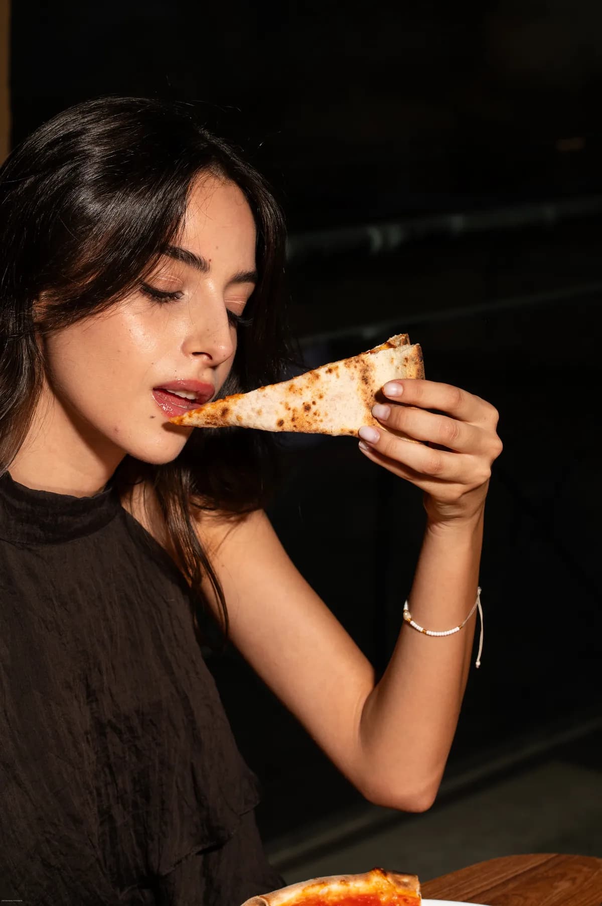 Una fetta di margherita in mano