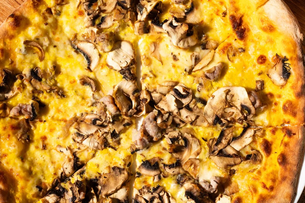 Pizza ai funghi vista dall'alto