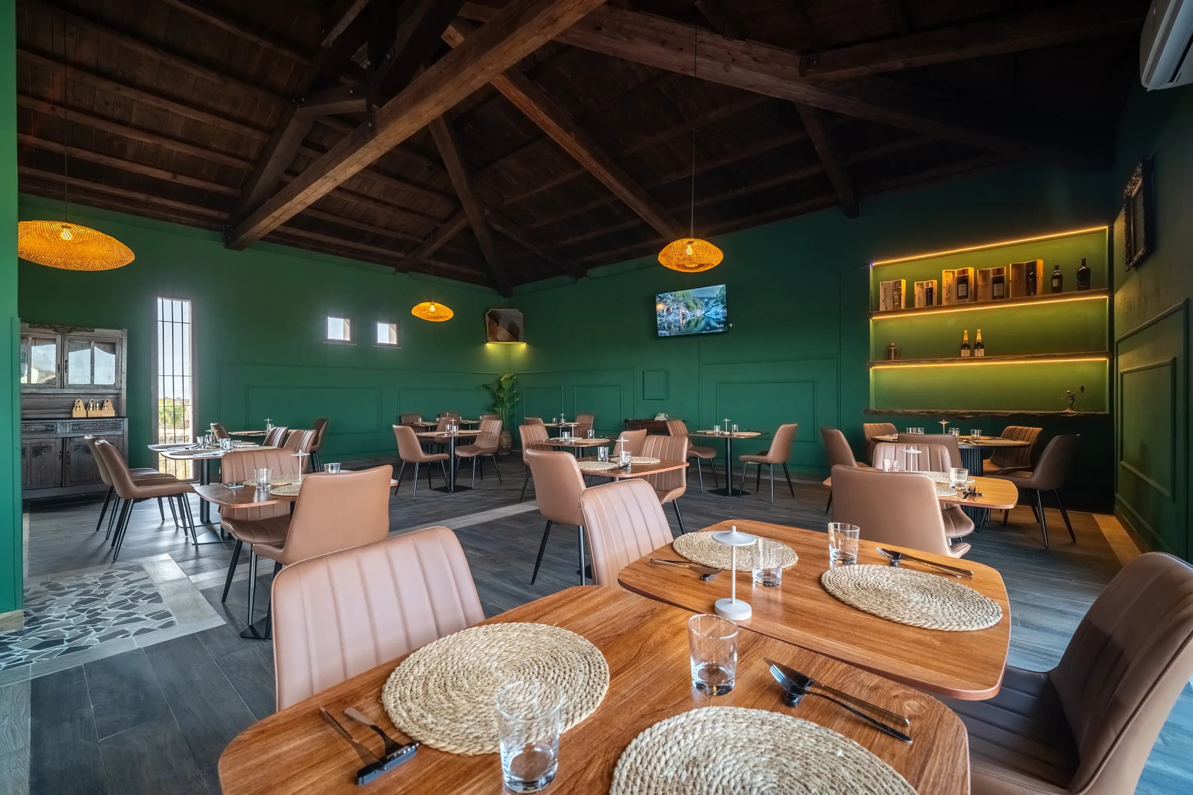 La sala del Pentagono: pareti verdi, legno e lampade in rattan