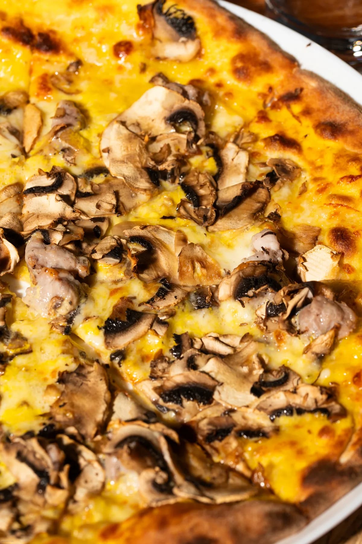 Pizza con zafferano e funghi vista dall'alto