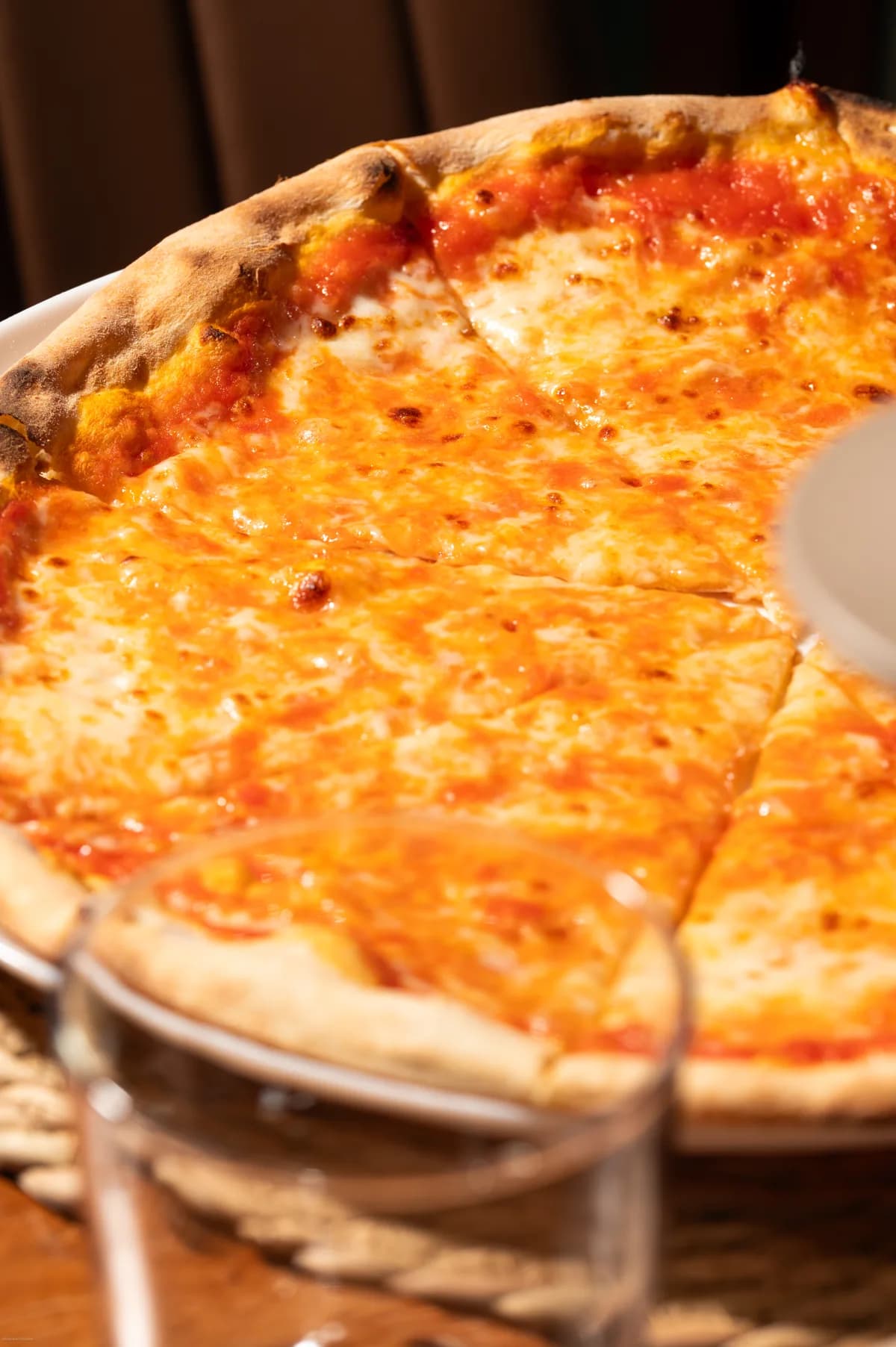 Pizza margherita intera