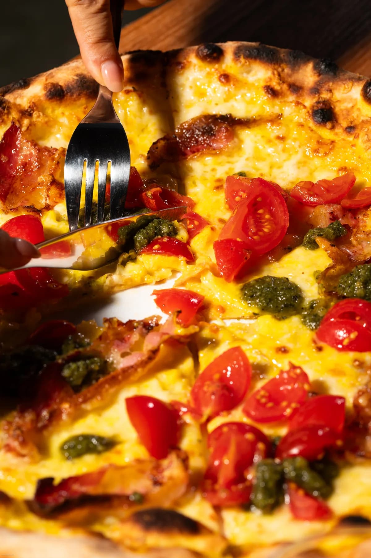 Pizza con pesto, pomodorini e zafferano